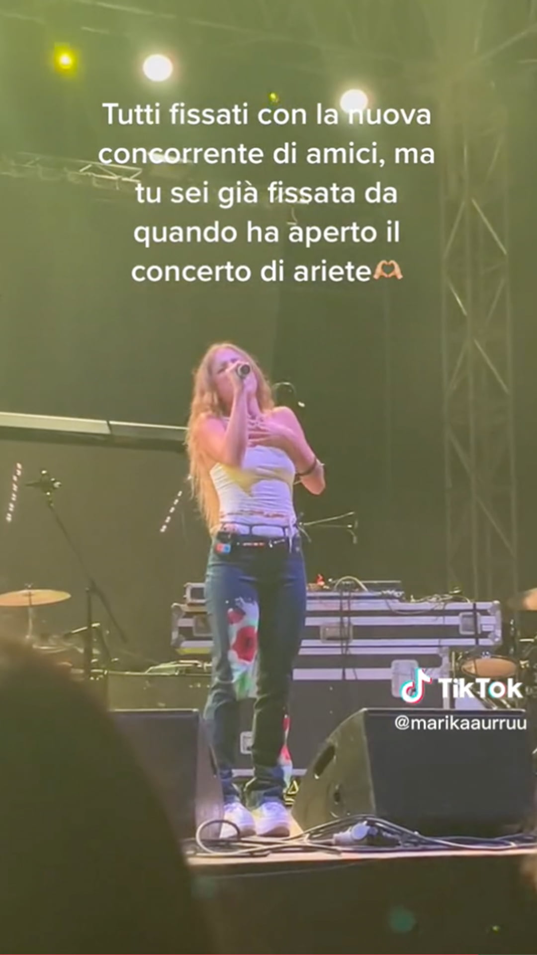Amici 22, sapete che Angelina Mango ha aperto i concerti di una