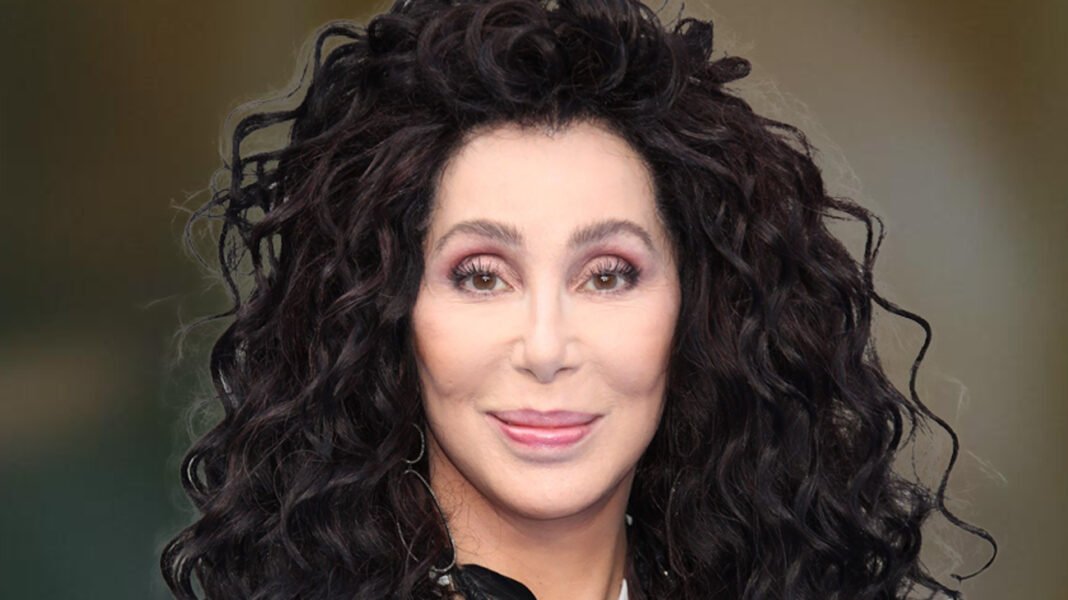 Cher, 76 anni esce allo scoperto con il suo fidanzato di 40 anni più giovane la foto è già virale Cher, 76 anni esce allo scoperto con il suo fidanzato di 40 anni più giovane la foto è già virale