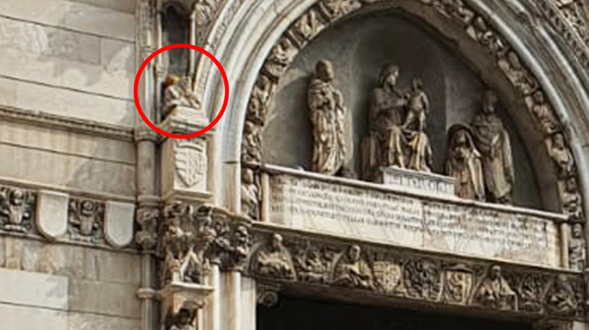 Come si vede nel cerchio, un Super Santos è rimasto  incastrato dietro una delle statue che decorano la facciata del Duomo di San Gennaro a Napoli.