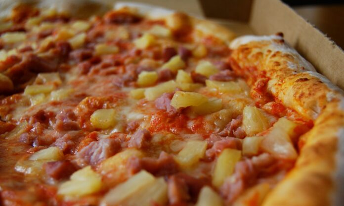 Pizza con ananas