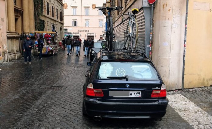 Parcheggio selvaggio a Roma