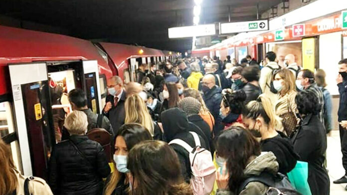 Un'affollata stazione della metropolitana di Milano