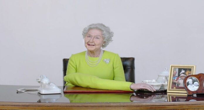 Loretta Goggi imita la Regina Elisabetta II
