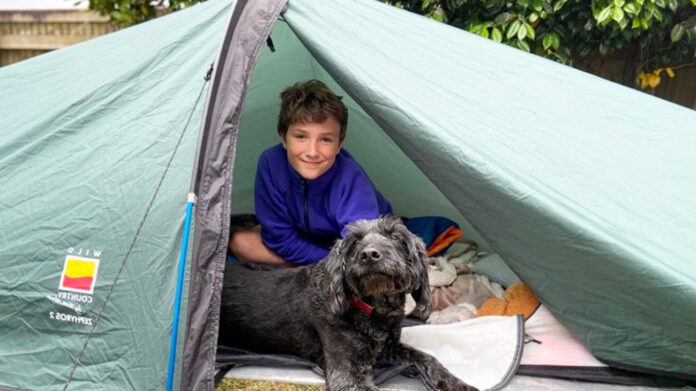 Max Woosey ha vissuto per tre anni in una tenda per raccogliere fondi per un amico