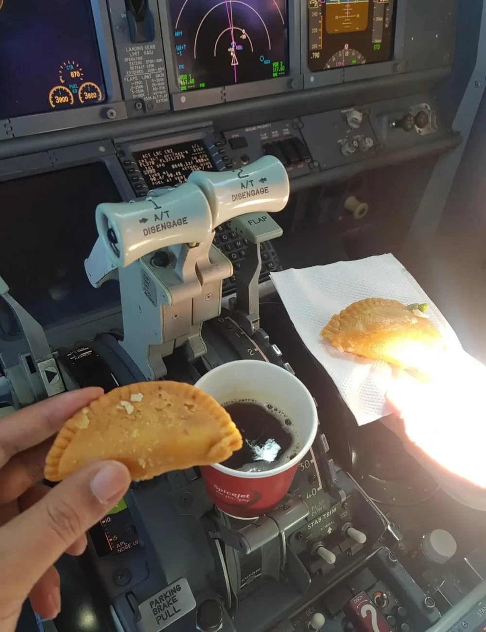 Ha fatto il giro del web la foto di due piloti che prendono il caffé in volo