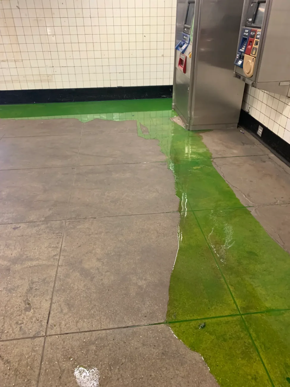 Un liquido verde ricopre una stazione della metropolitana come in Ghostbusters