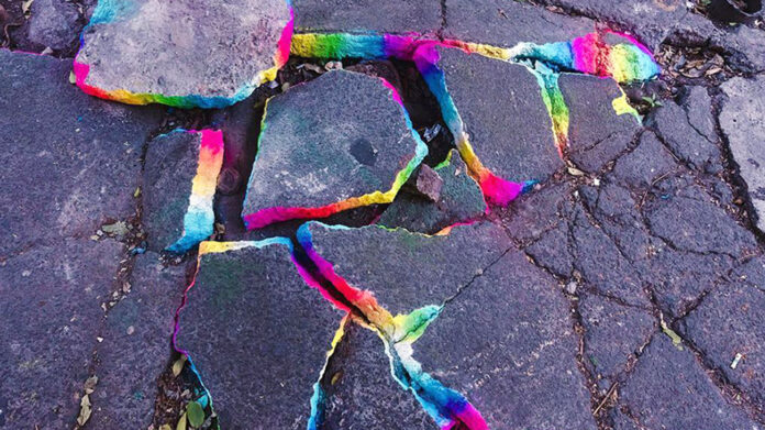 Artista dipinge le crepe nei marciapiedi e spopola sui social
