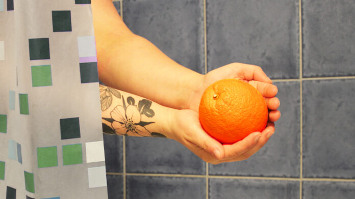 Su TikTok spopola la nuova moda di mangiare arance sotto la doccia