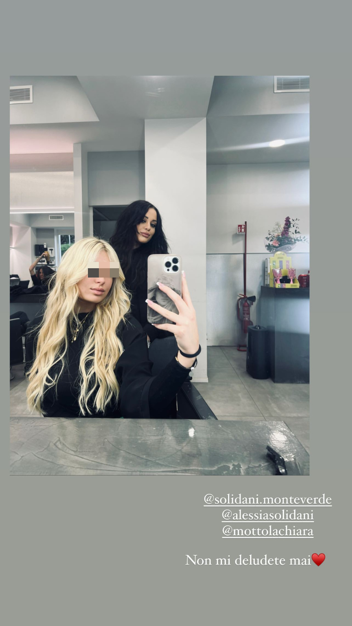 Chanel Totti dal parrucchiere, a poche ore dall'intervista a 'Verissimo' di Ilary Blasi. Fonte: _chaneltotti - Instagram