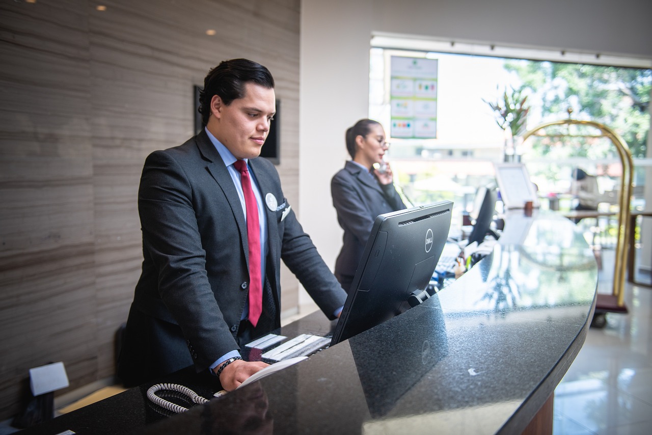Receptionist di albergo. Fonte: pixabay.com
