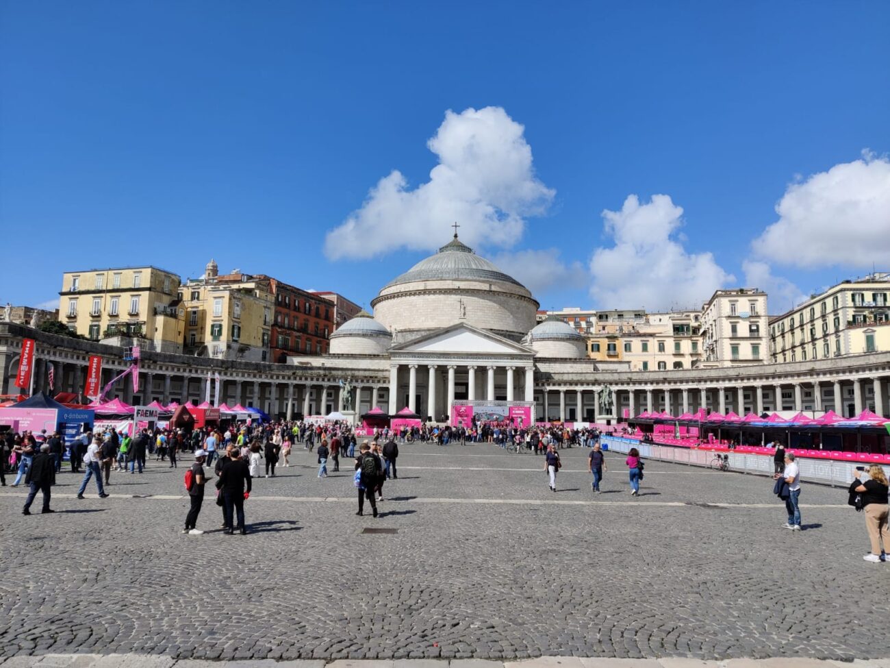 Giro d'Italia a Napoli, Piazza del Plebiscito si tinge di rosa i video della partenza e l'emozione dei presenti