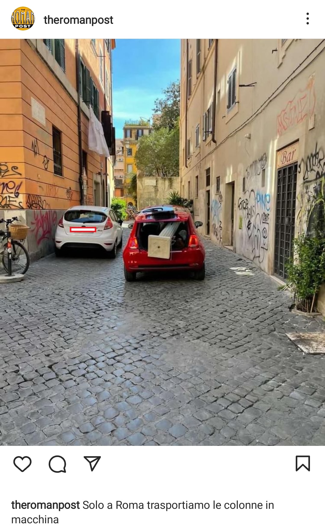Dal centro antico di Roma, una colonna nel portabagagli di un'auto. Fonte: theromanpost - Instagram