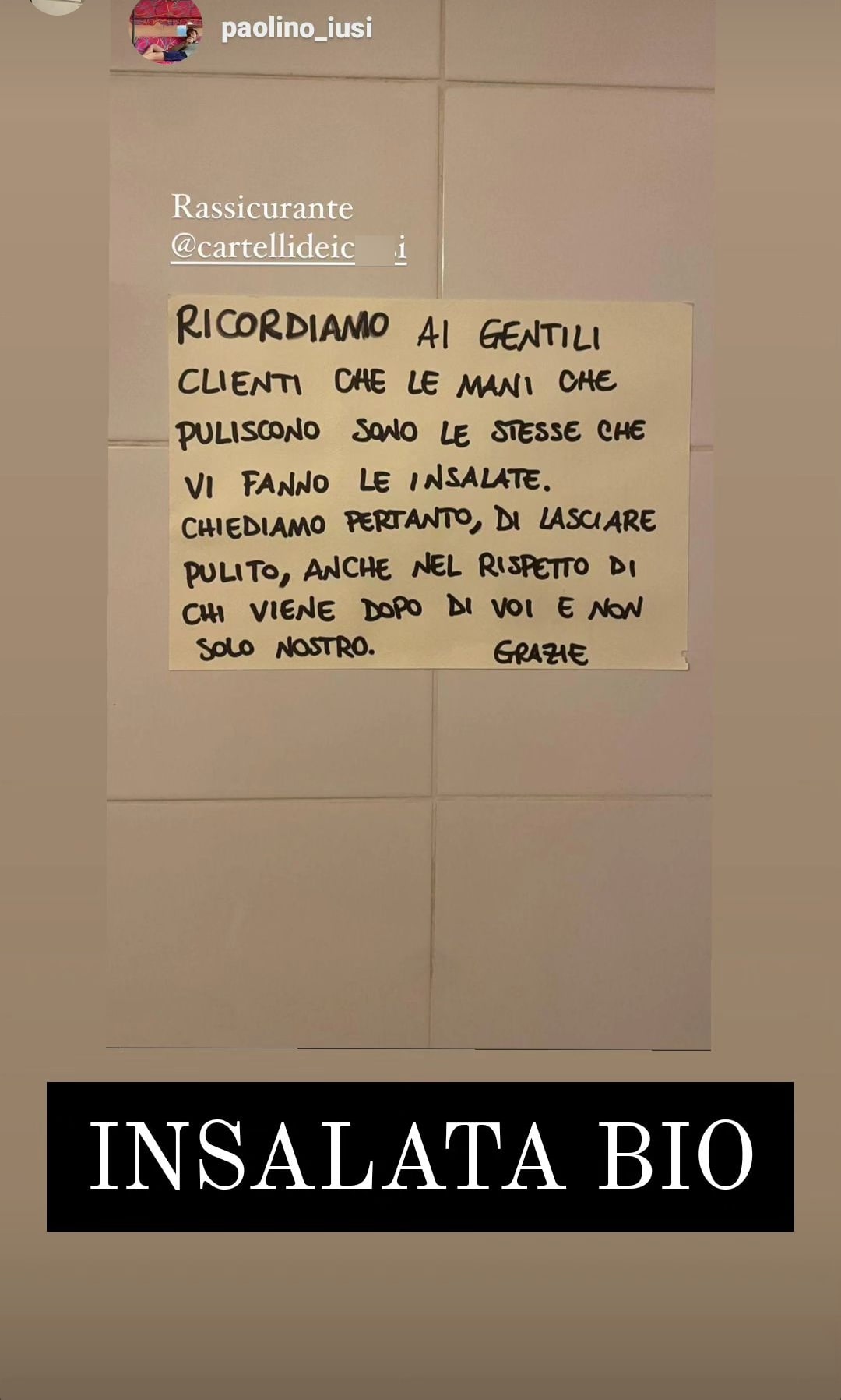 Il cartello 'intimidatorio' comparso nel bagno di un ristorante italiano