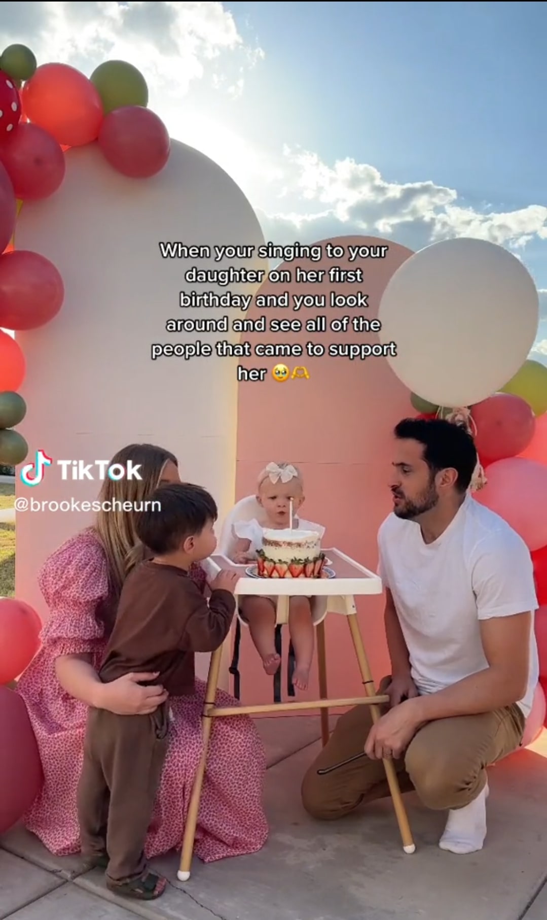 L'influencer Brooke Schaurn con il marito e i due figli (Clove compresa)
