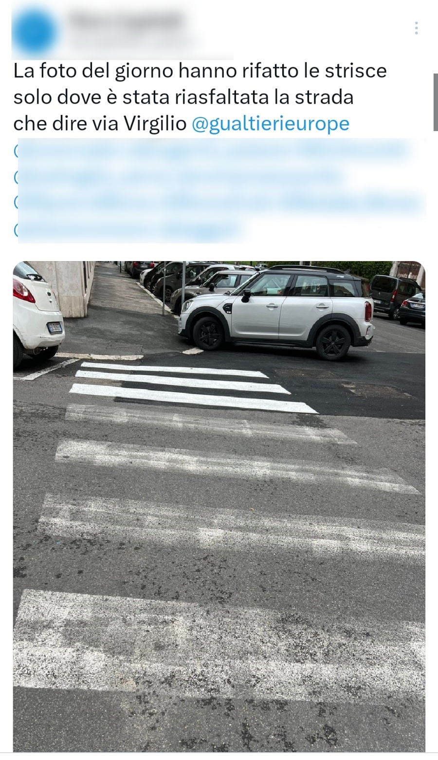 La particolarissima ritinteggiatura delle strisce pedonali in una strada di Roma