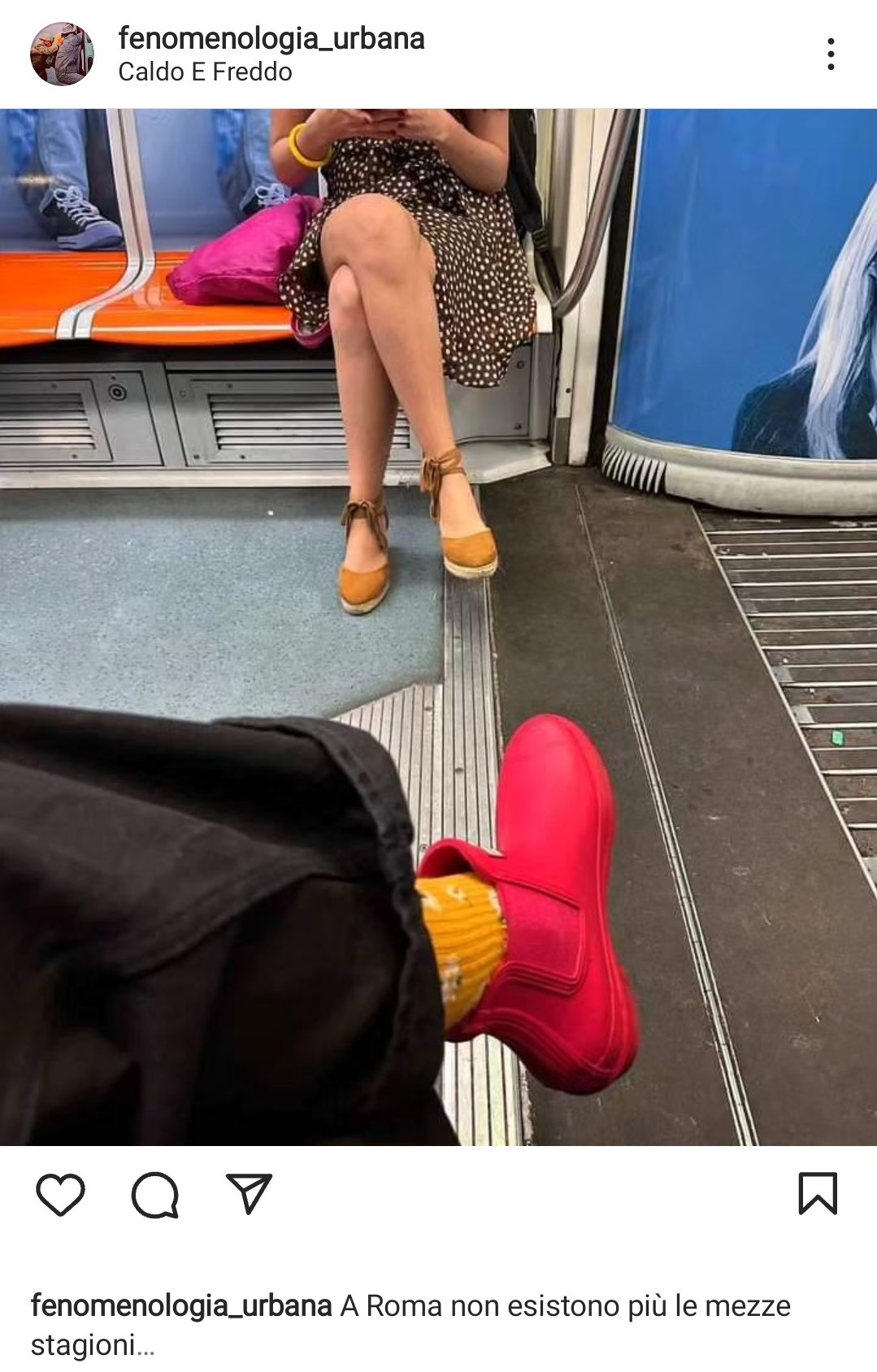 Dalla metropolitana di Roma, una segnalazione esilarante: una donna con gli stivali e l'altra con i sandali. Fonte: fenomenologia_urbana - Instagram