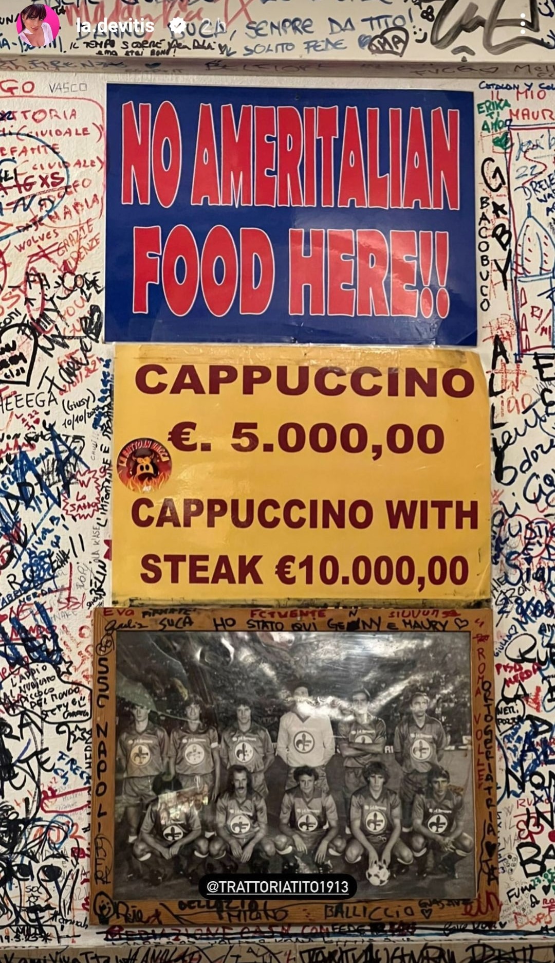 La trattoria di Firenze che prova a scoraggiare i turisti dall'ordinare il cappuccino con la bistecca fiorentina. Fonte: la.devitis - Instagram