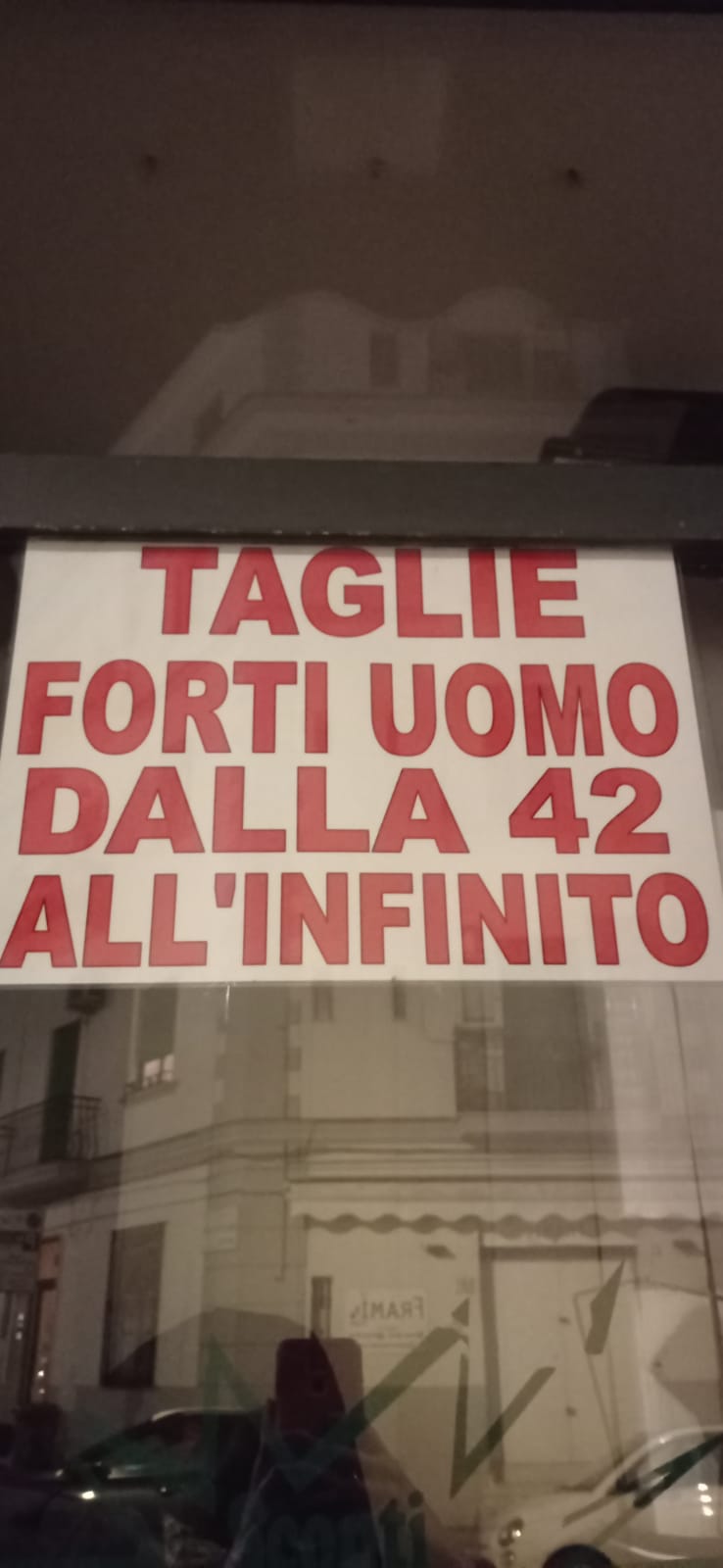 Il cartello al mercato rionale di Antignano, a Napoli.
