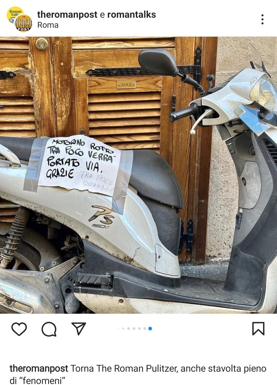 Il motorino abbandonato a Roma, con cartello. Fonte: theromanpost - Instagram