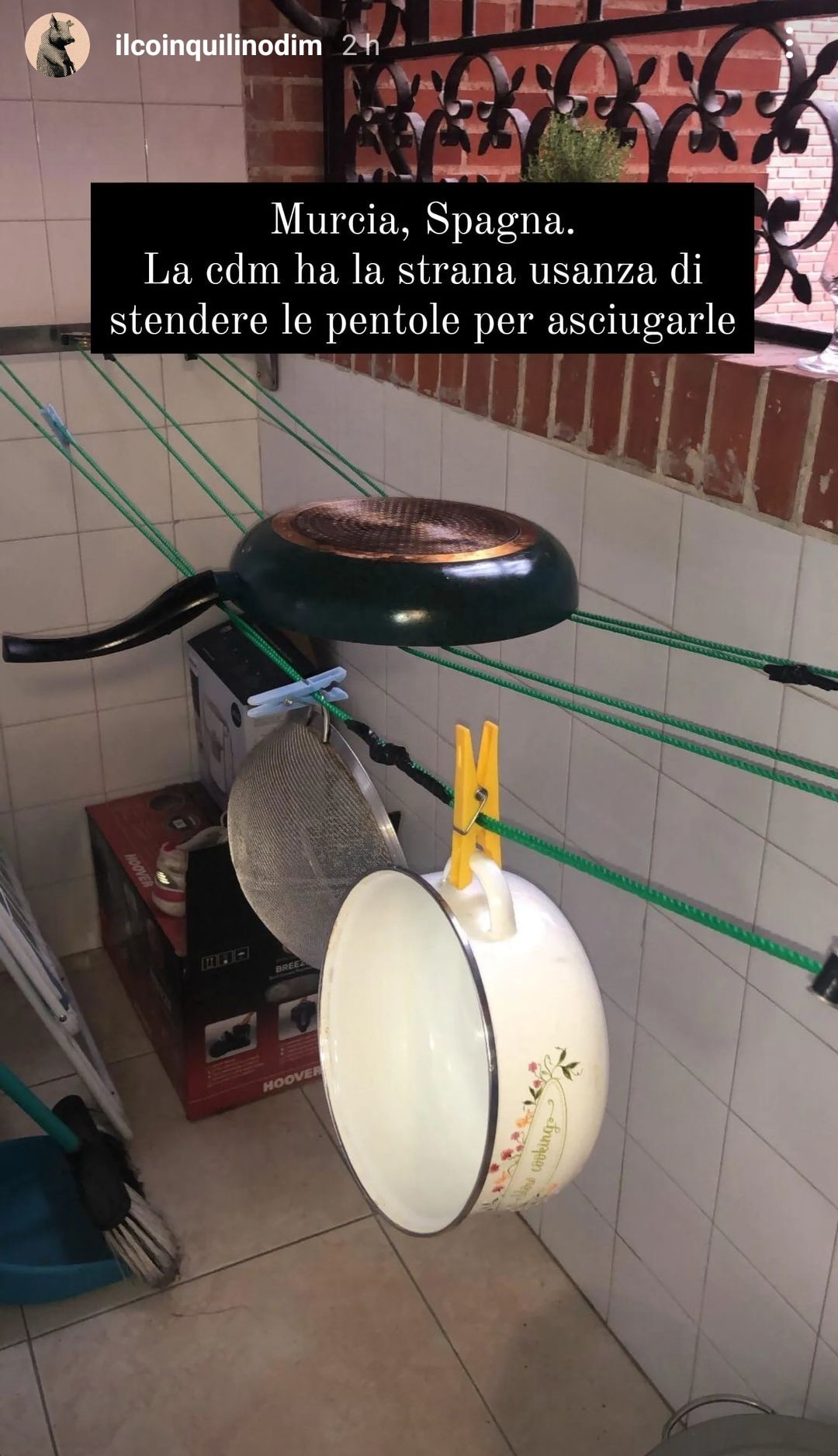 Una studentessa residente in Spagna asciuga così le sue pentole. Fonte: ilcoinquilinodim - Instagram