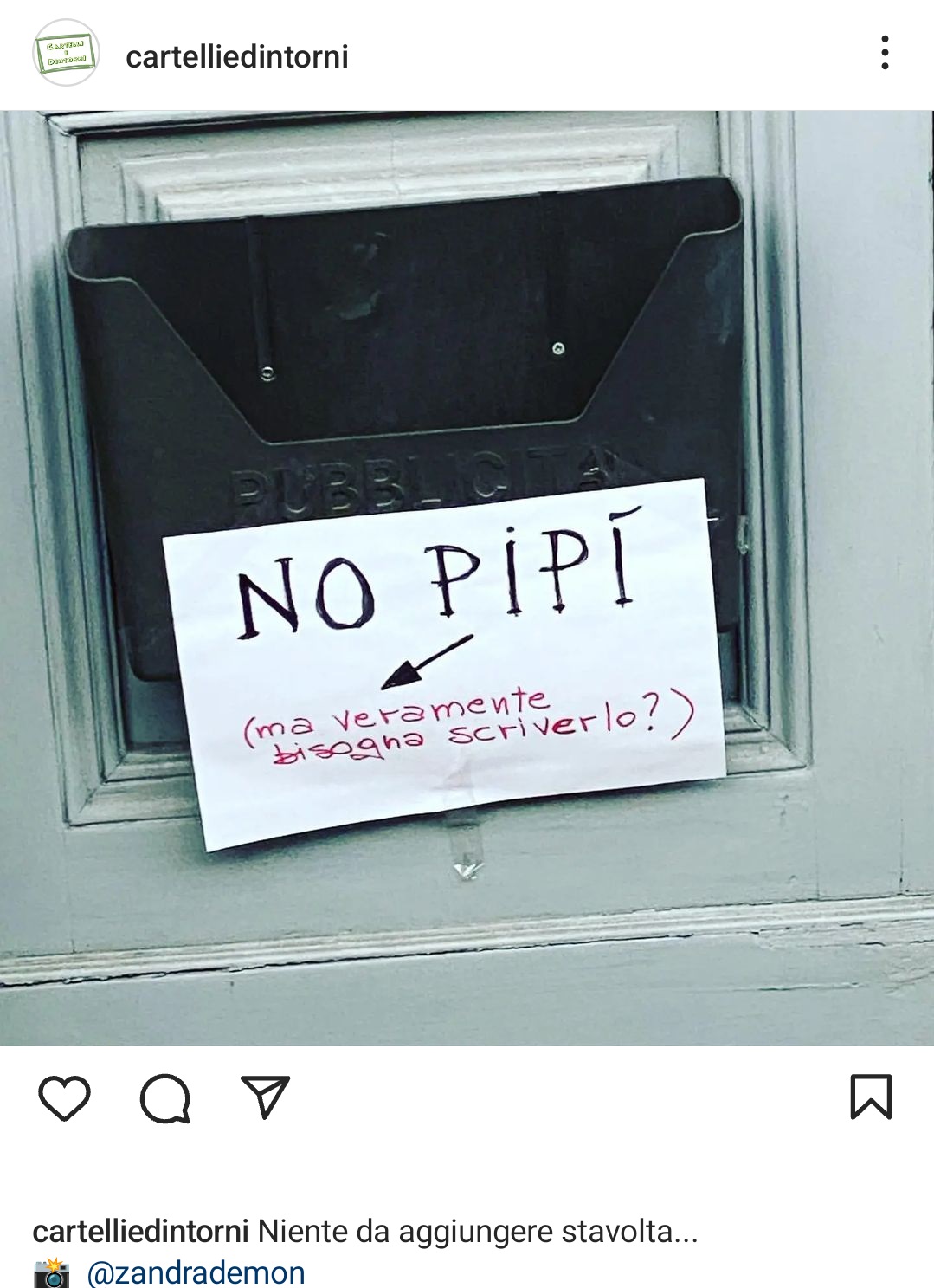 Il cartello con il divieto surreale: "Bisogna davvero scriverlo?". Fonte: cartelliedintorni - Instagram