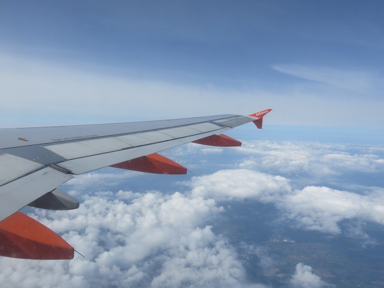 La livrea di un aereo easyJet in volo