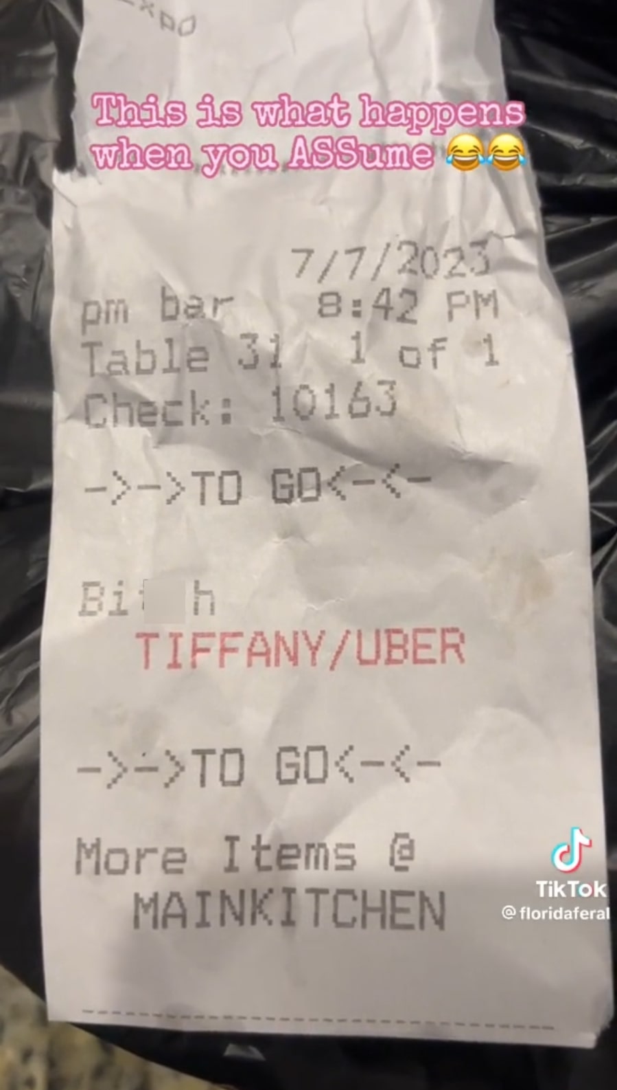 Lo scontrino dell'hamburger a domicilio... con insulto. Fonte: floridaferal - TikTok