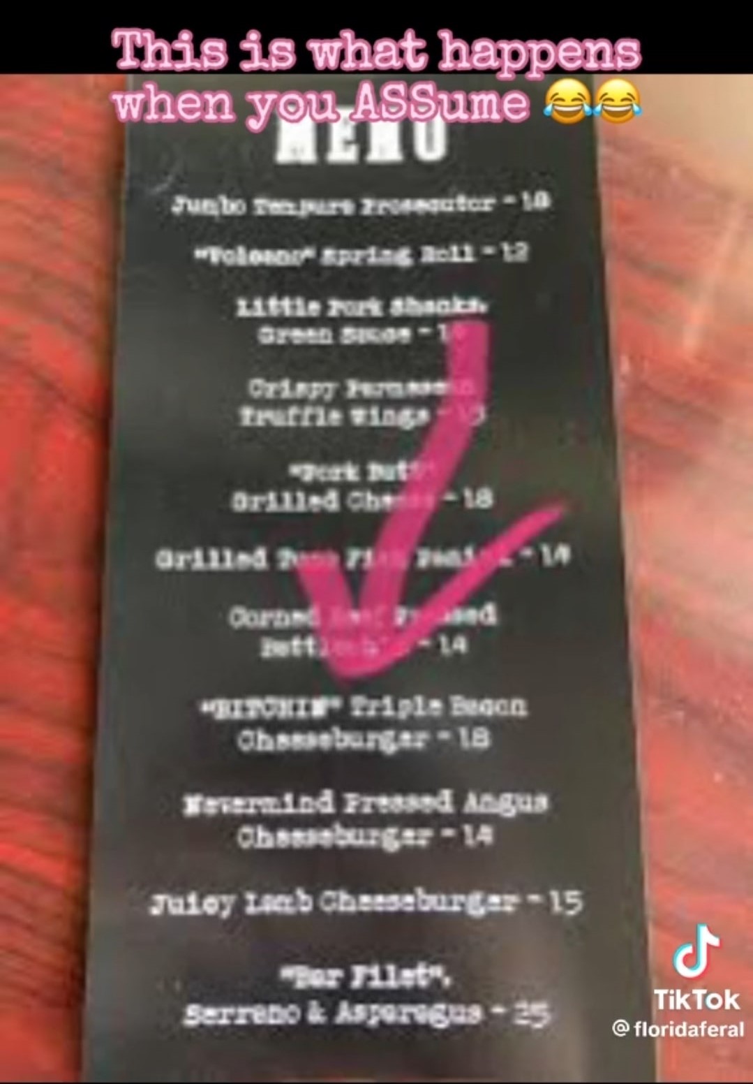 Il menù del ristorante da cui la donna ha ordinato un hamburger a domicilio. Fonte: floridaferal - TikTok