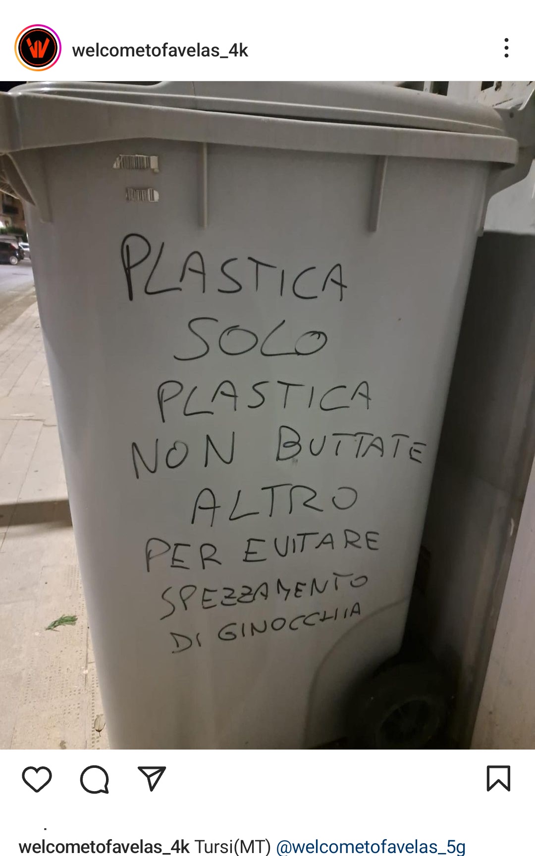 Il cartello, comparso in provincia di Matera, contro chi non rispetta le regole della raccolta differenziata. Fonte: welcometofavelas_4k - Instagram