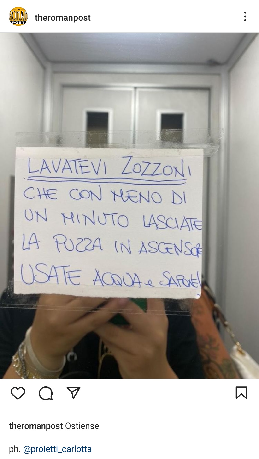 Il cartello lasciato in un ascensore a Roma, quartiere Ostiense. Fonte: theromanpost - Instagram