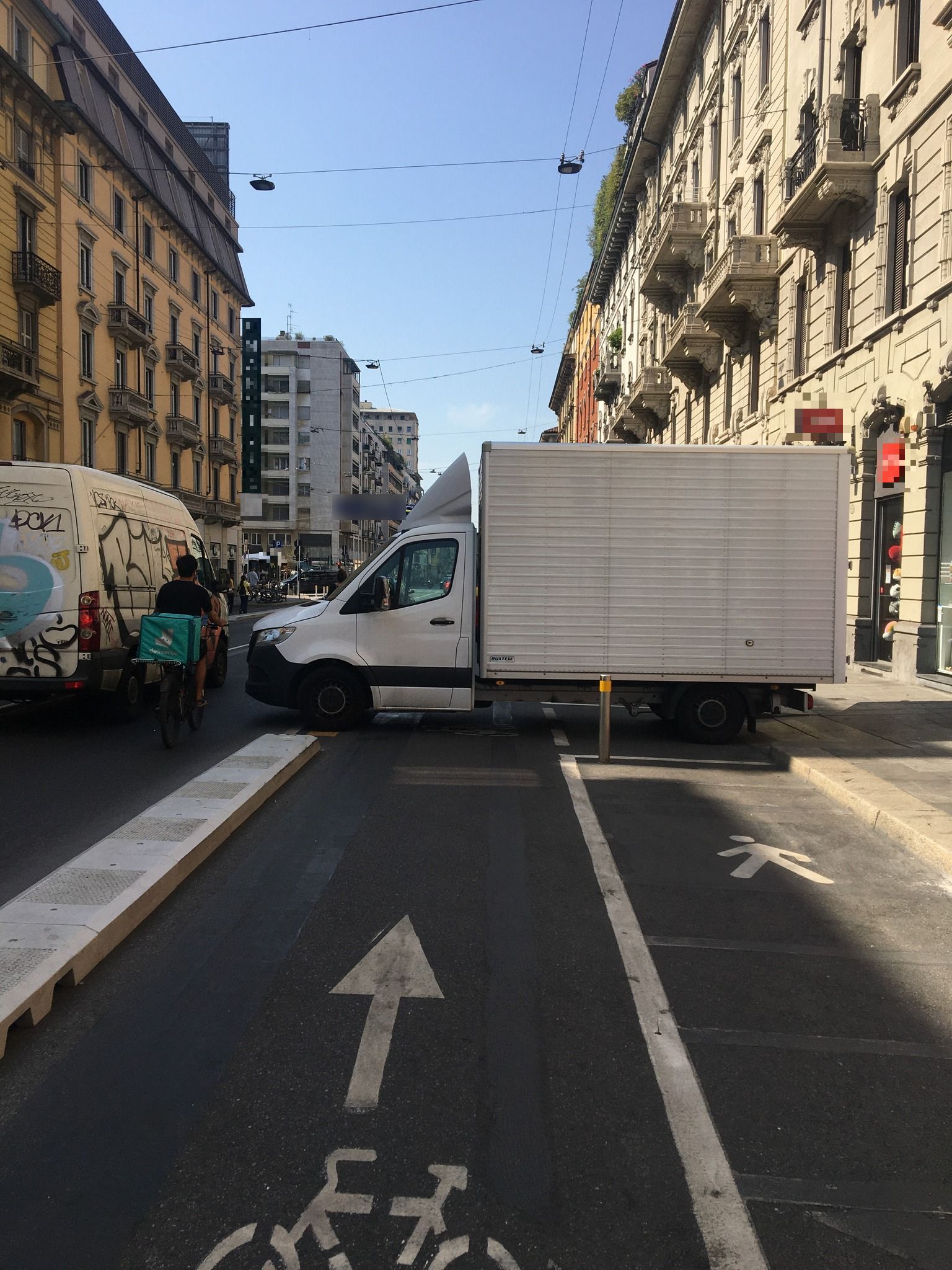 Milano, il parcheggio selvaggio in pieno centro: