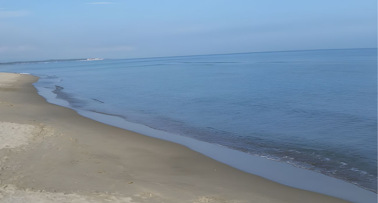 Fiumicino bagnante in spiaggia moto
