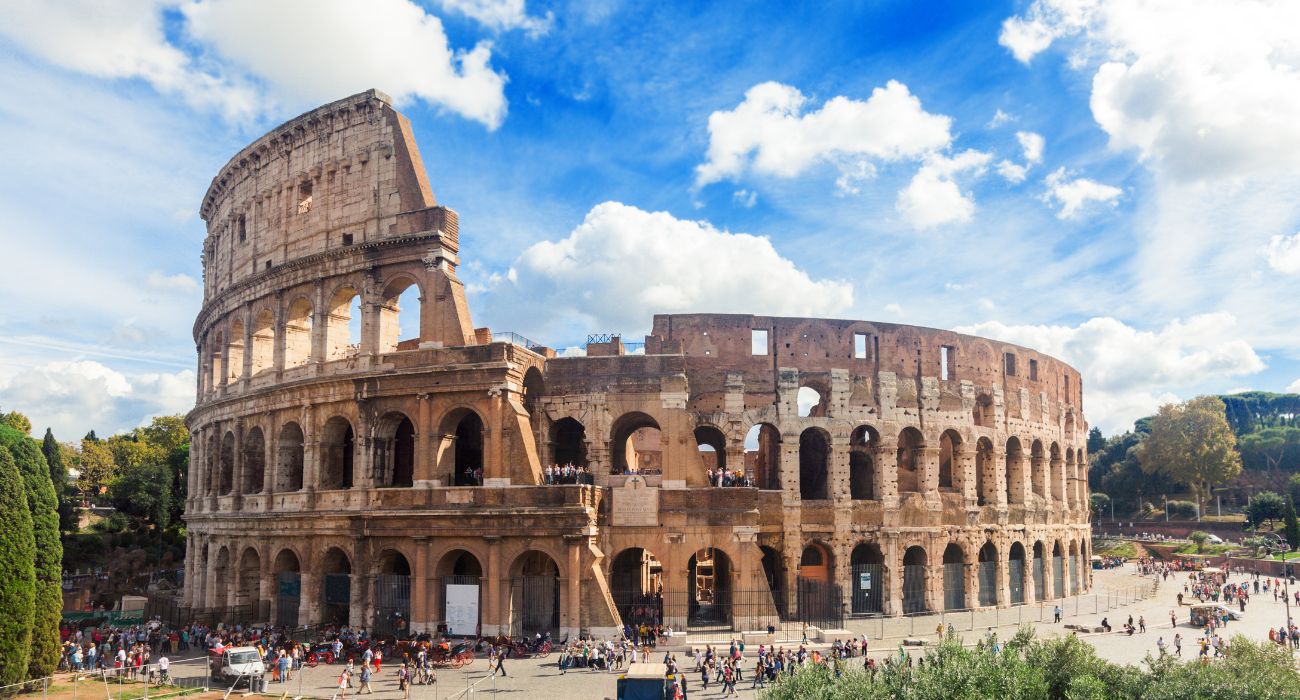 Roma, l'incivile gesto di un turista ai Fori Imperiali.