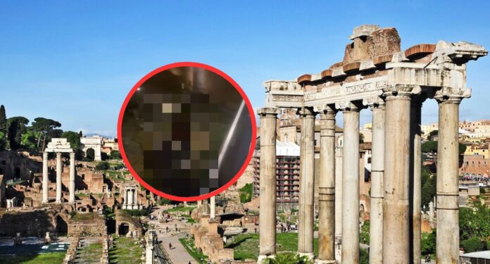 A Roma un turista ha compiuto un'azione irrispettosa, incivile e illegale ai Fori Imperiali. Ecco cosa ha fatto. 