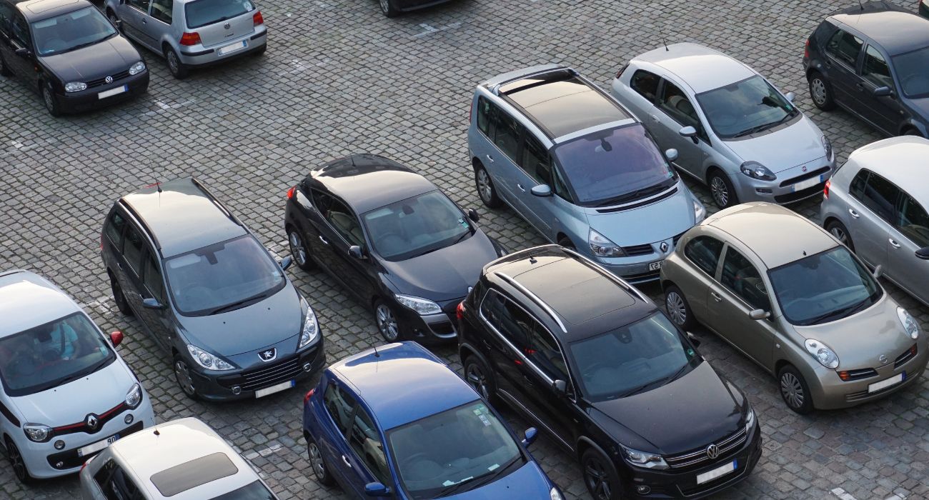 Milano, il parcheggio selvaggio in pieno centro: