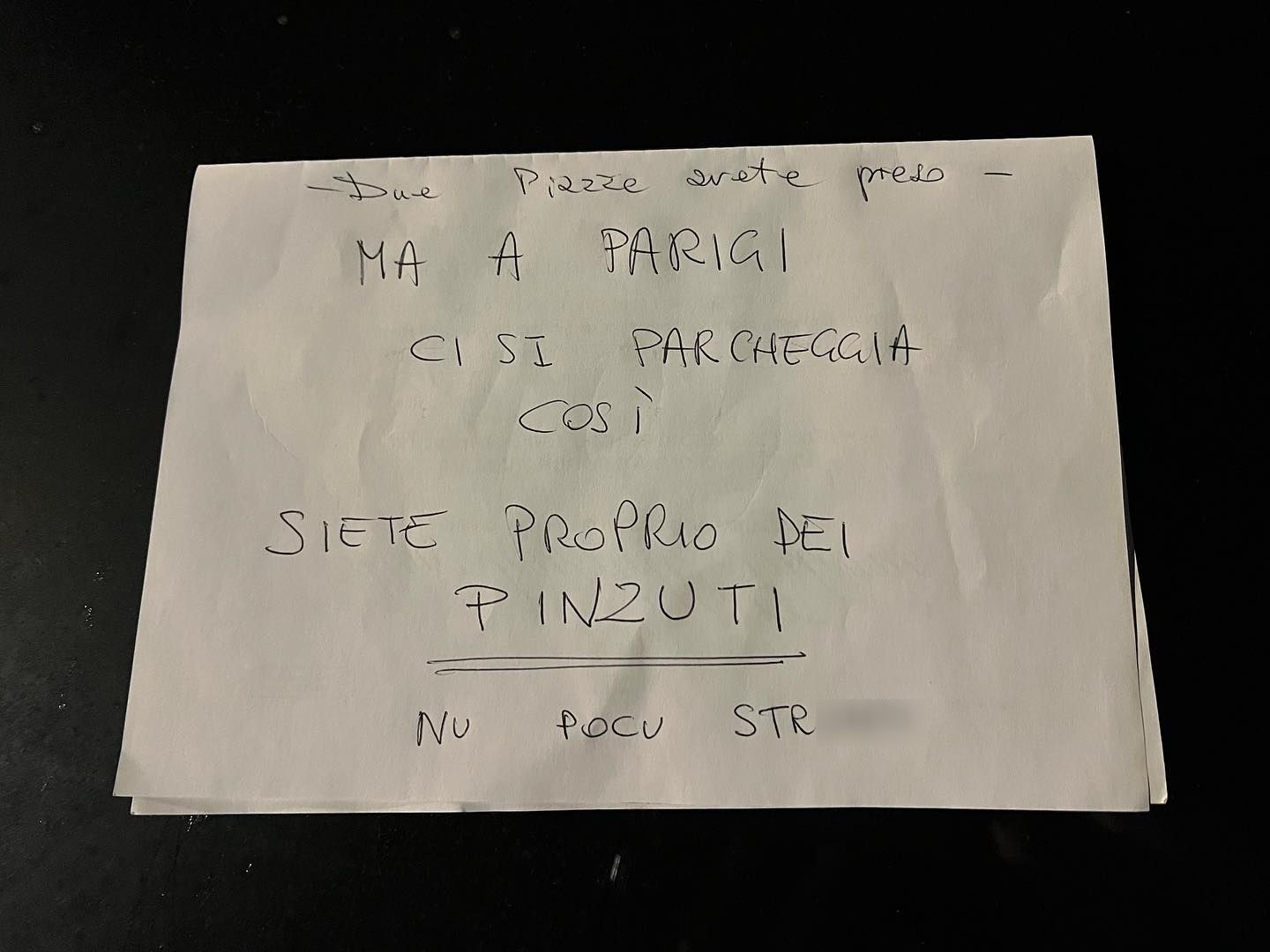 Liguria, l'irrispettoso parcheggio dei turisti francesi punito da un bigliettino: