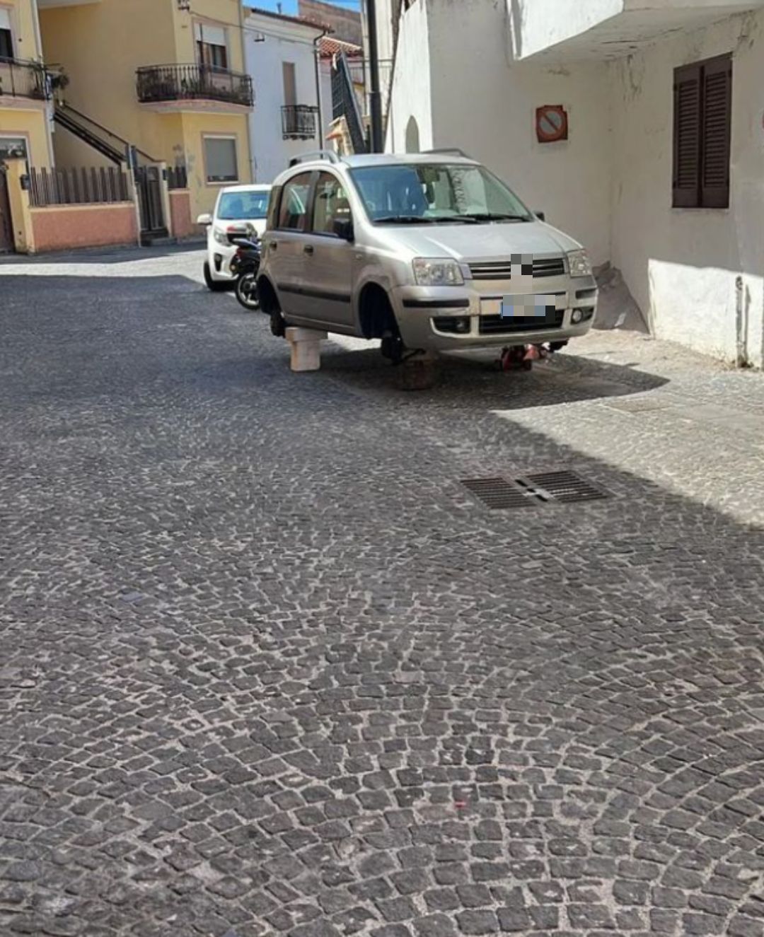 calabria parcheggio inverosimile