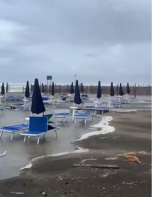 Maltempo nel Lazio, la mareggiata non risparmia il lido: le immagini degli ombrelloni sommersi