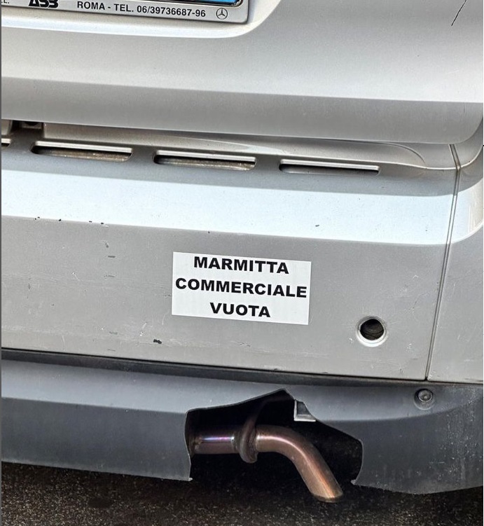 Roma, l'originale avviso per tenere alla larga i ladri di marmitte: