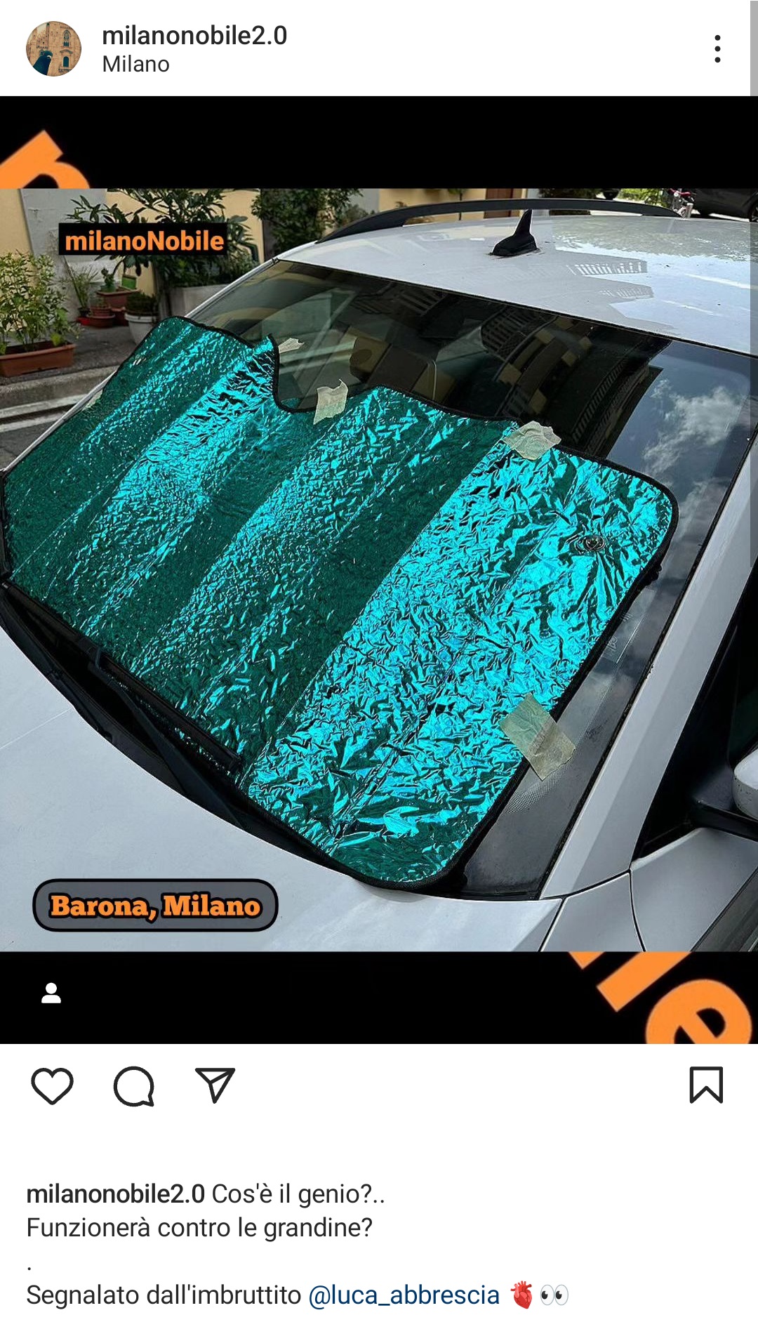 A Milano, qualcuno (prova a) protegge così il parabrezza della propria auto contro la prossima grandinata. Fonte: milanonobile2.0 - Instagram