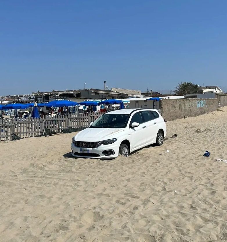Lazio, va a mare e parcheggia nel luogo più insolito di sempre: