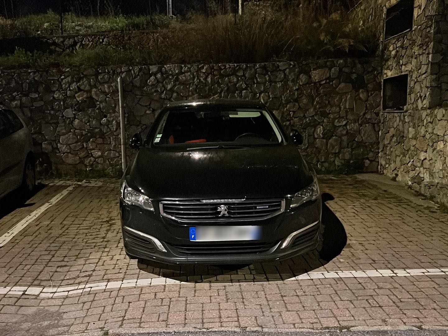 Liguria, l'irrispettoso parcheggio dei turisti francesi punito da un bigliettino: