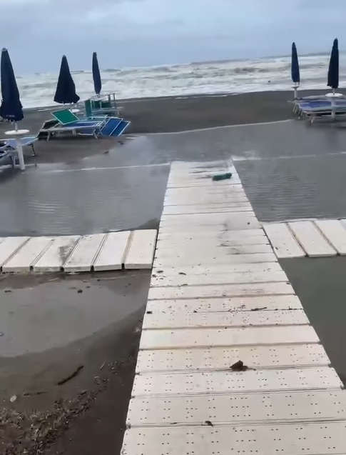 Maltempo nel Lazio, la mareggiata non risparmia il lido: le immagini degli ombrelloni sommersi