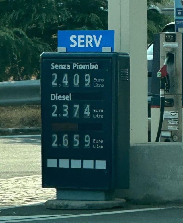 Salerno, il prezzo della benzina è fuori controllo: