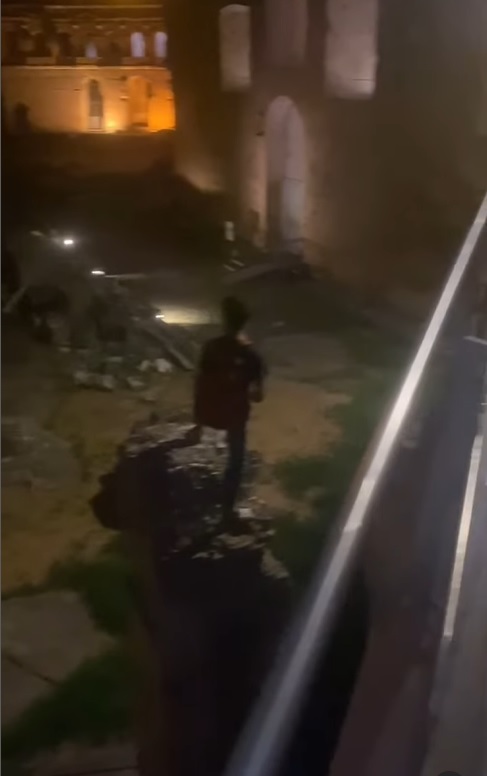Roma, l'incivile gesto di un turista ai Fori Imperiali.