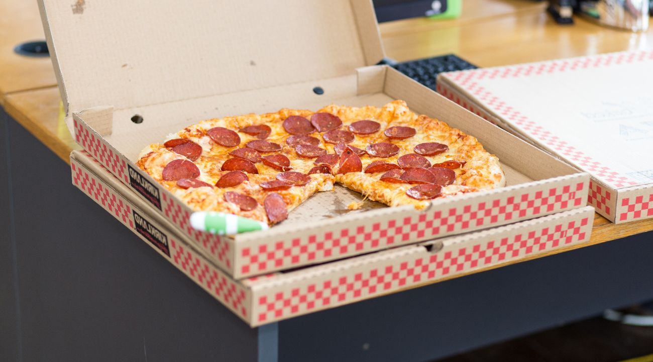 Una pizza, quella che l'uomo non ha mai mangiato, che invece hanno divorato i figli del suo vicino di casa. Foto stock