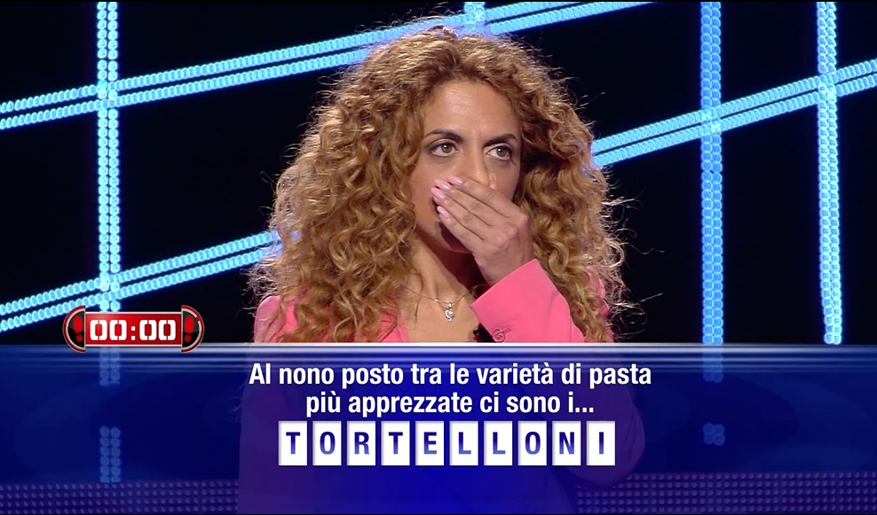 Caduta Libera, la sfidante va a colpo sicuro sulla pasta italiana, ma sbaglia. Jerry resta incredulo: "Che rabbia!"