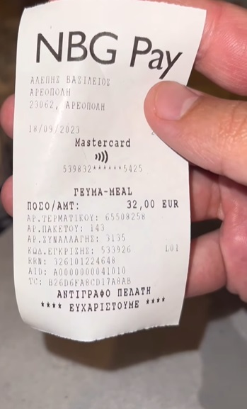 Grecia, influencer mostra la scontrino: "Quanto costa mangiare cibo tipico in una taverna locale"