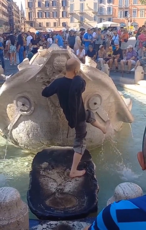 Roma, l'incivile gesto di un cittadino nella fontana storica: