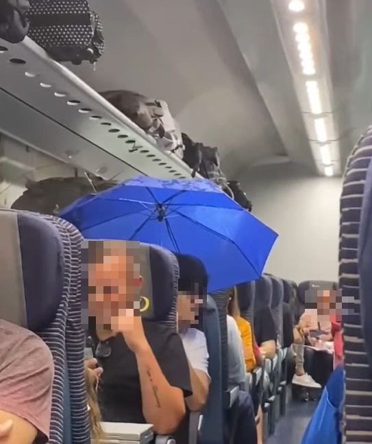Intercity Reggio Calabria-Torino, piove nel treno: cosa fa il passeggero per proteggersi